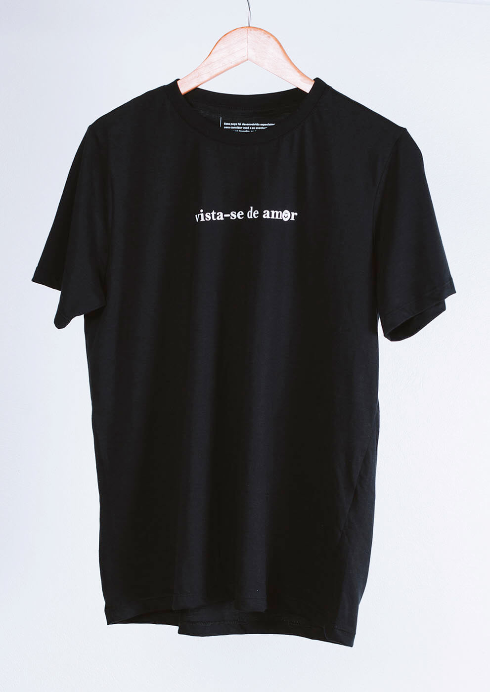 T-shirt preta vista-se de amor
